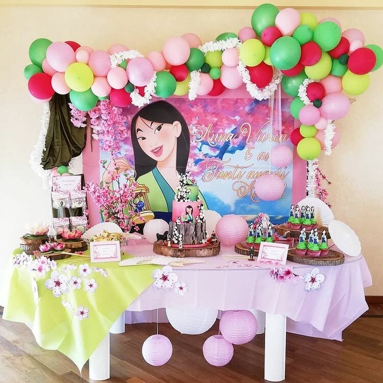 painel de festa infantil feminina da Mulan feita em casa