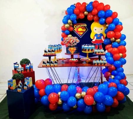 painel de tema de festa infantil da supergirl, com balões vermelhos e azuis