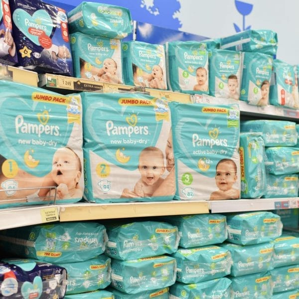 diversas fraldas pampers em prateleiras de um supermercado