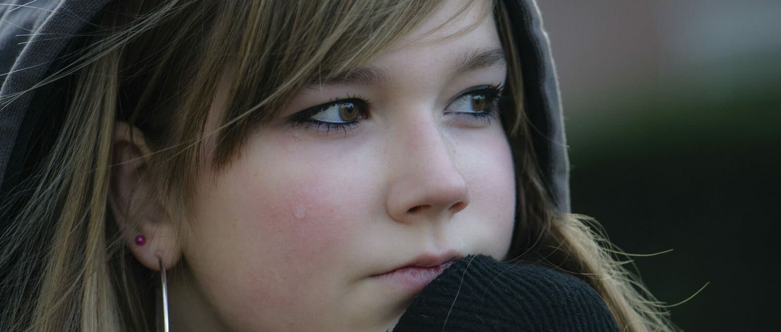 Garota adolescente chorando