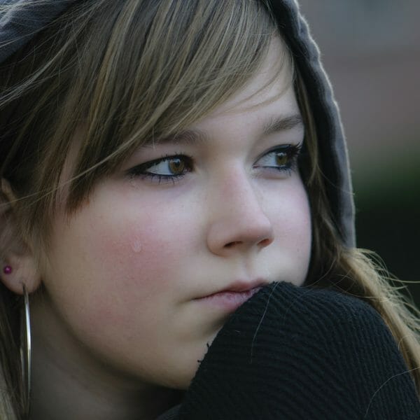 Garota adolescente chorando