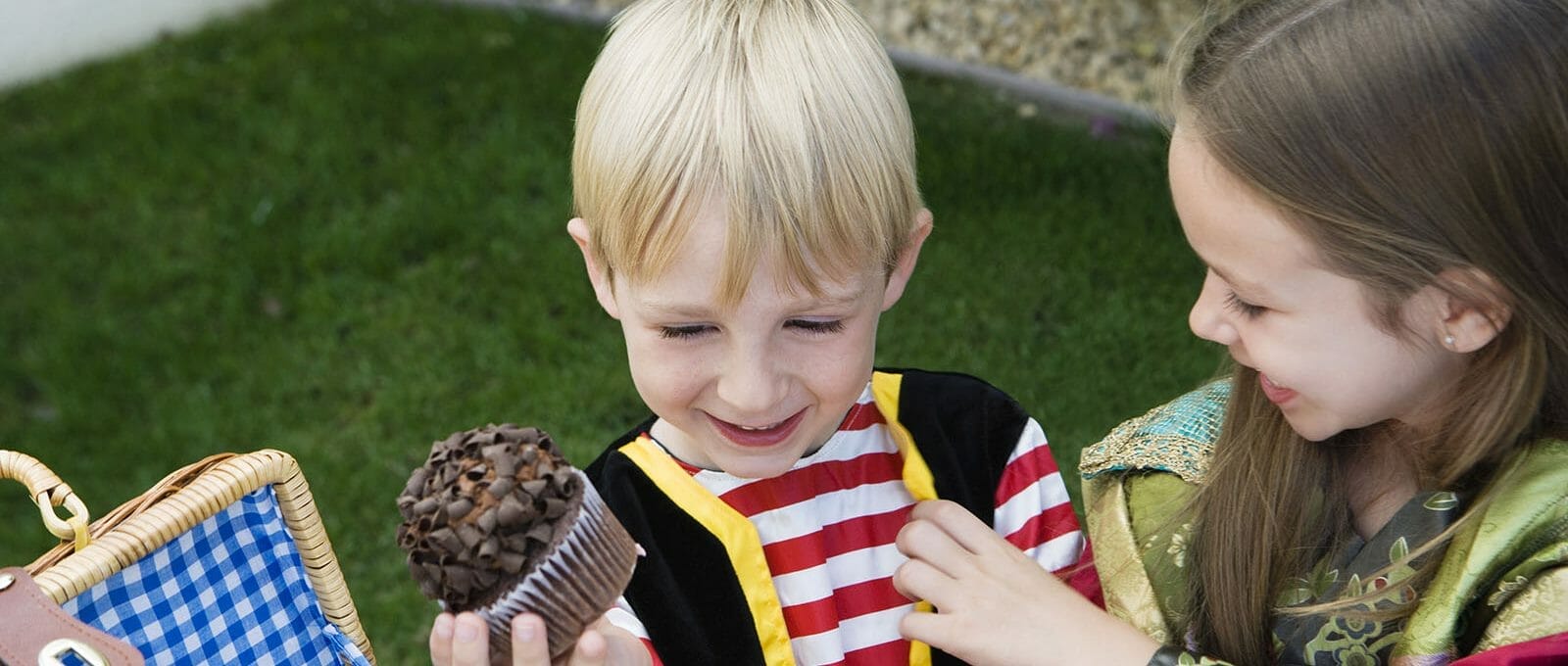 Menino aniversariante com cupcake na mão