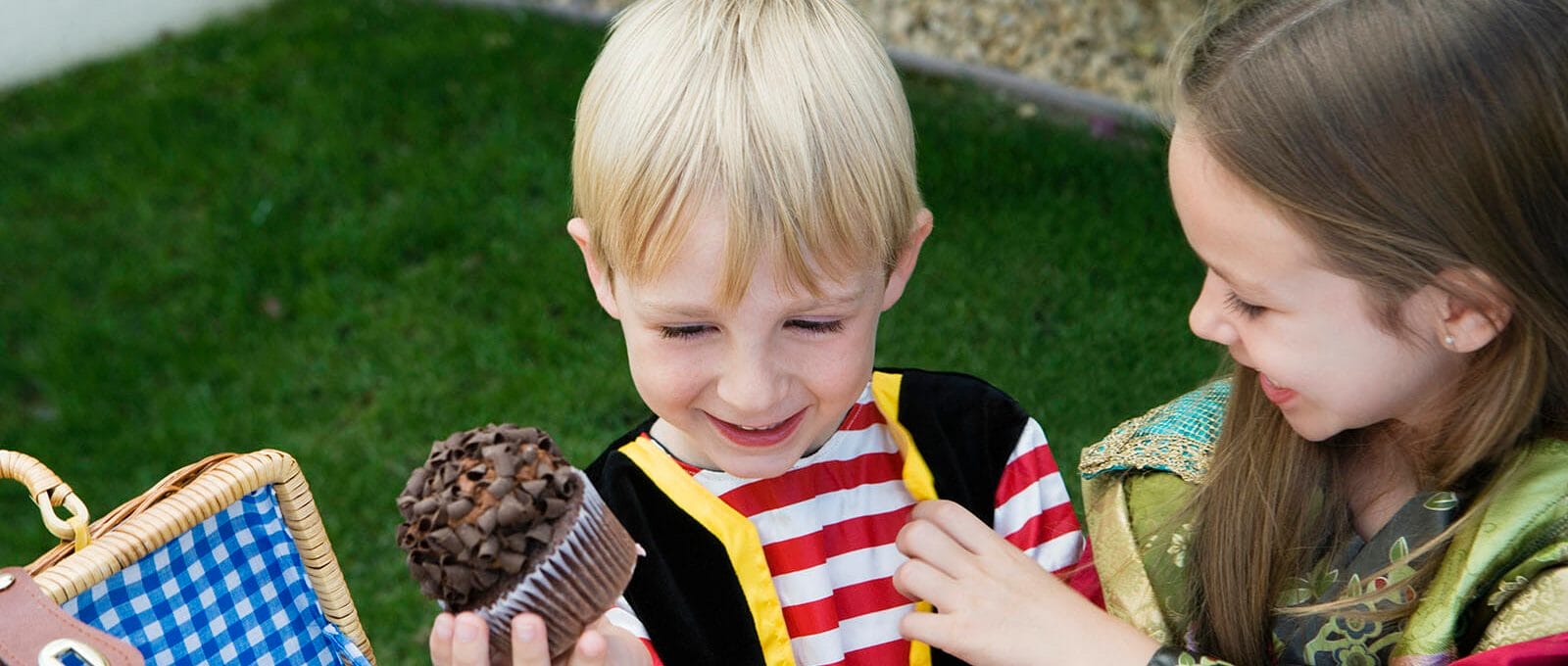Menino aniversariante com cupcake na mão
