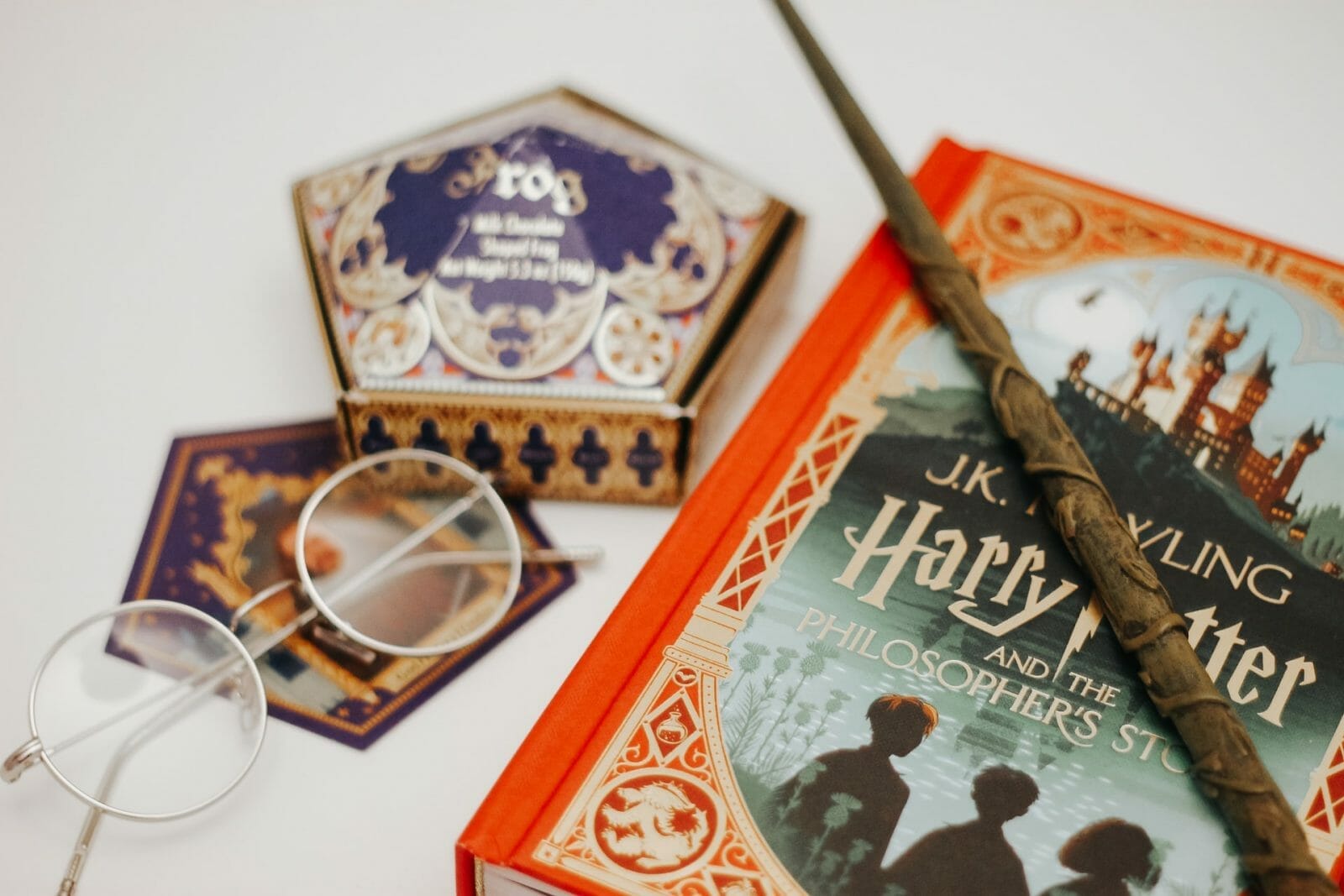 Livro, varinha, acessórios e doce de Harry Potter