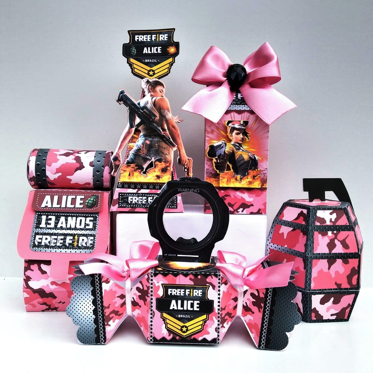 Kit de festa com itens de Free Fire em cor de rosa