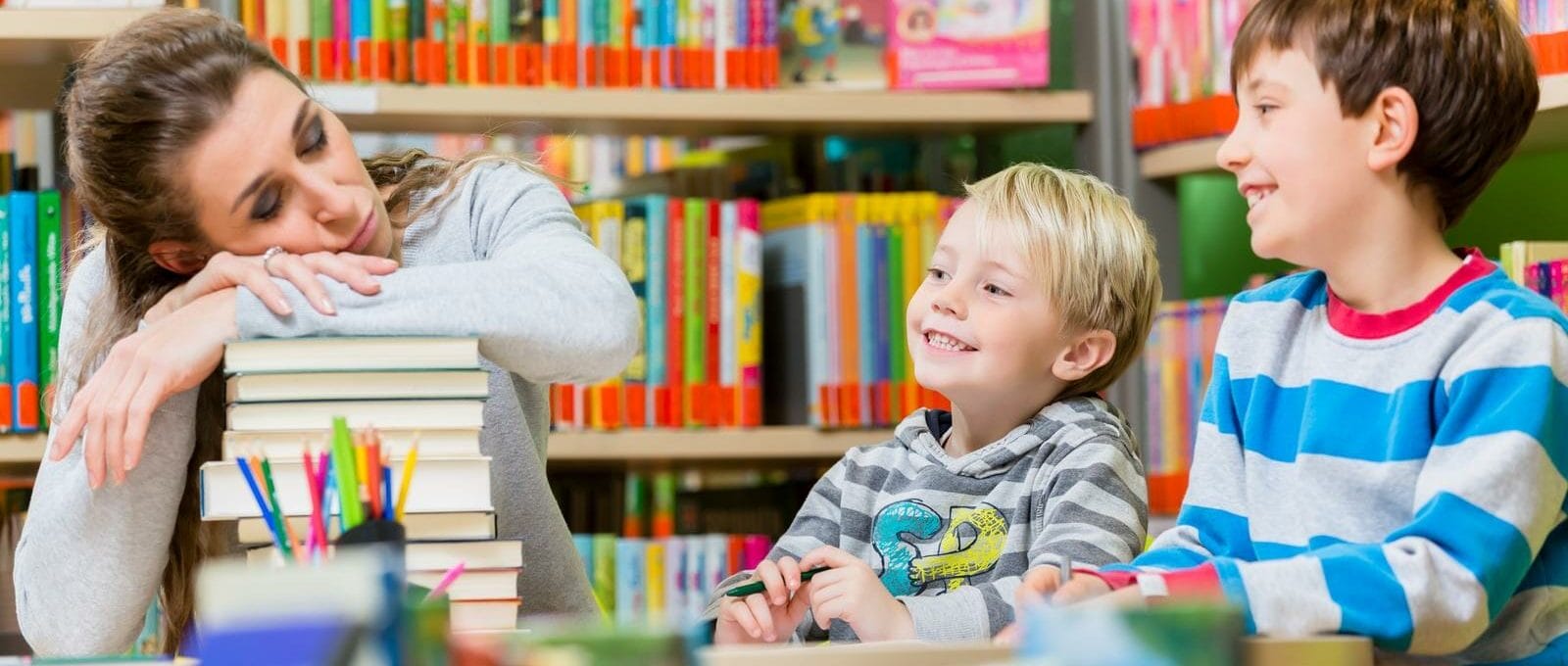 Mãe cansada brincando com os filhos