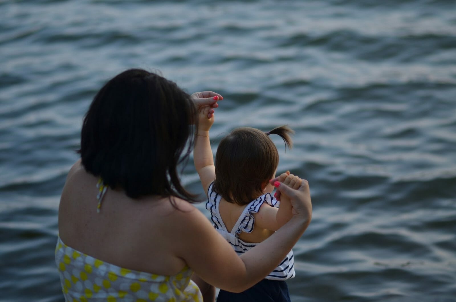 mãe com bebê na piscina