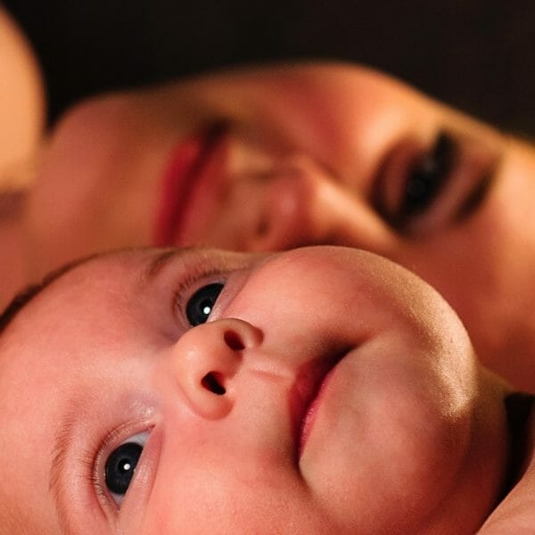 retrato de mãe com bebê, com close no rosto deles