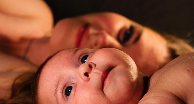 retrato de mãe com bebê, com close no rosto deles