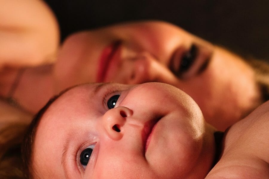 retrato de mãe com bebê, com close no rosto deles