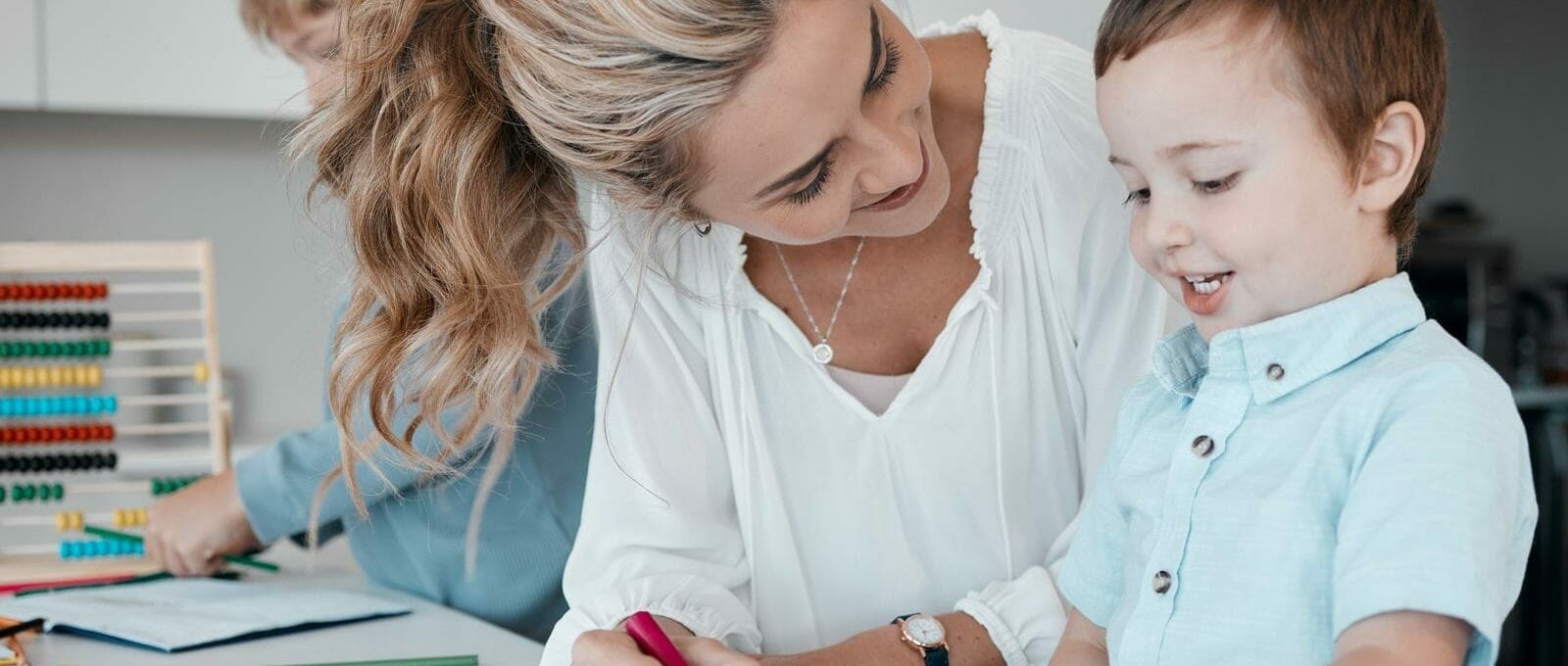 Mãe desenhando com filho