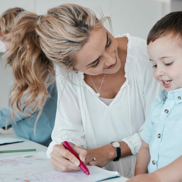 Mãe desenhando com filho