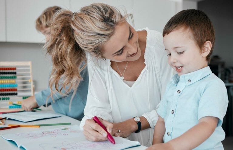 Mãe desenhando com filho
