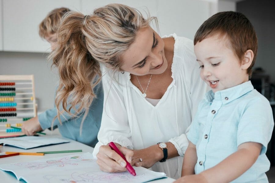 Mãe desenhando com filho
