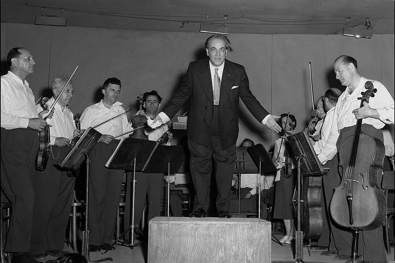 Heitor Villa-Lobos regendo uma orquestra