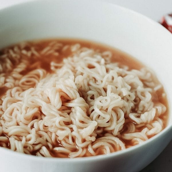 pote com miojo e bastante molho