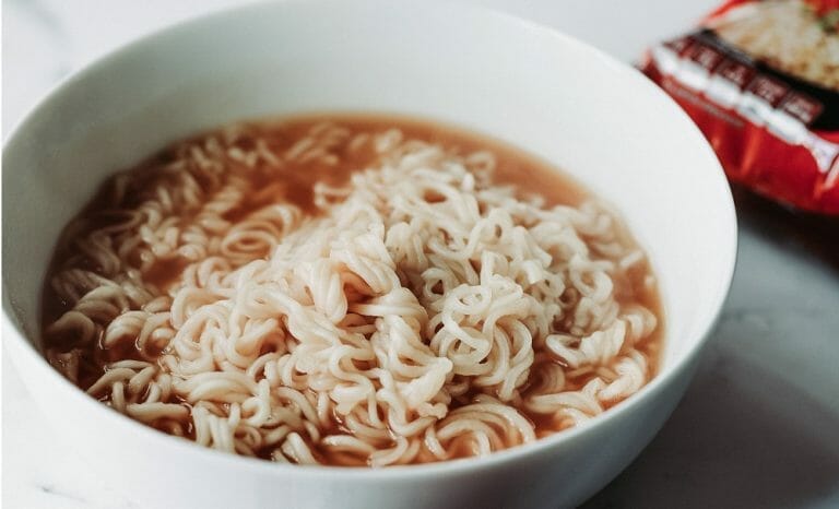 pote com miojo e bastante molho