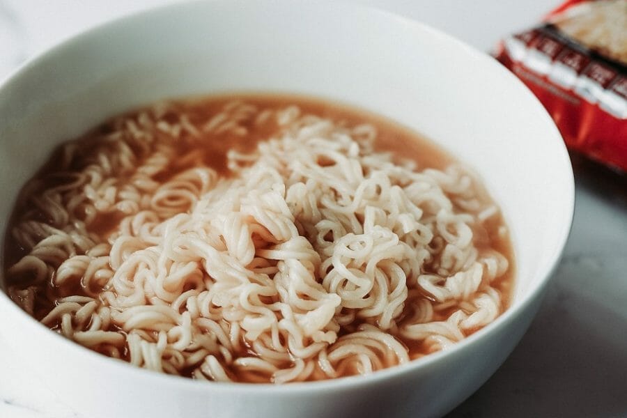 pote com miojo e bastante molho