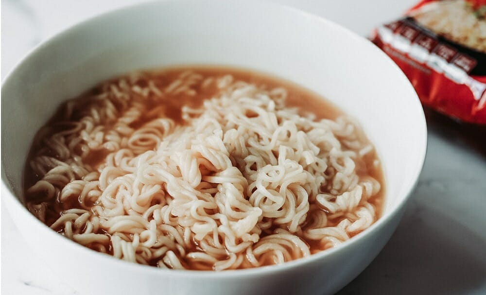 pote com miojo e bastante molho