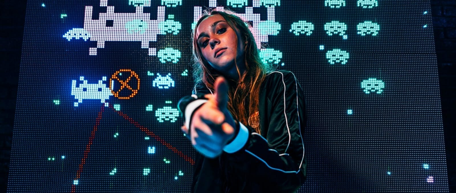 Mulher gamer na frente do jogo Space Invaders