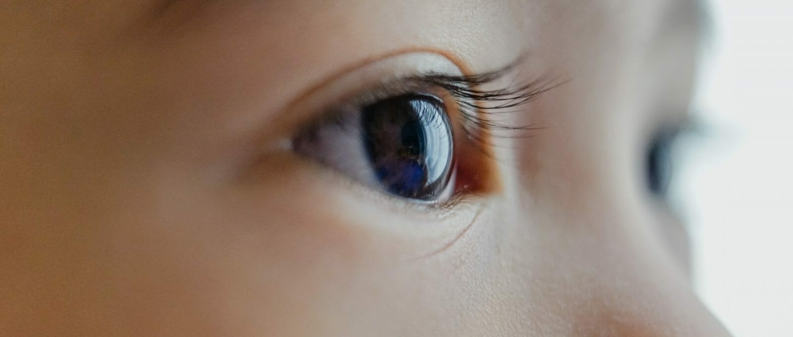 foto em close de um dos olhos de um bebê