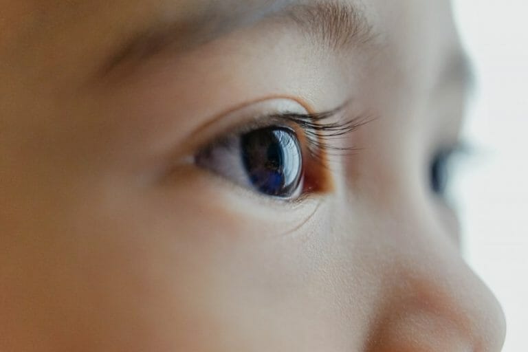foto em close de um dos olhos de um bebê