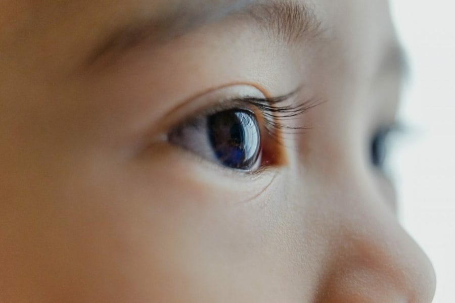 foto em close de um dos olhos de um bebê