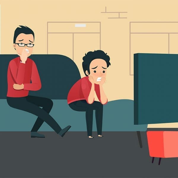 Pai e filho roendo unha enquanto assistem TV