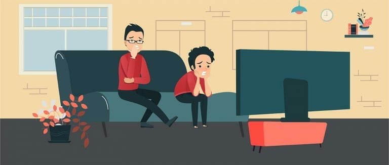 Pai e filho roendo unha enquanto assistem TV