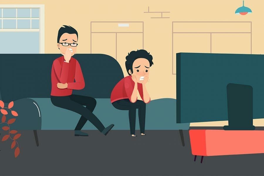 Pai e filho roendo unha enquanto assistem TV