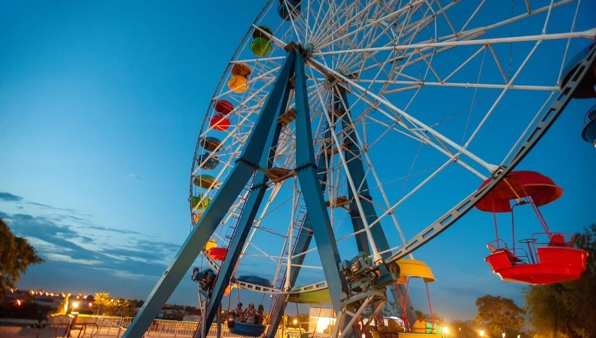 foto de roda gigante em parque de diversão à noite