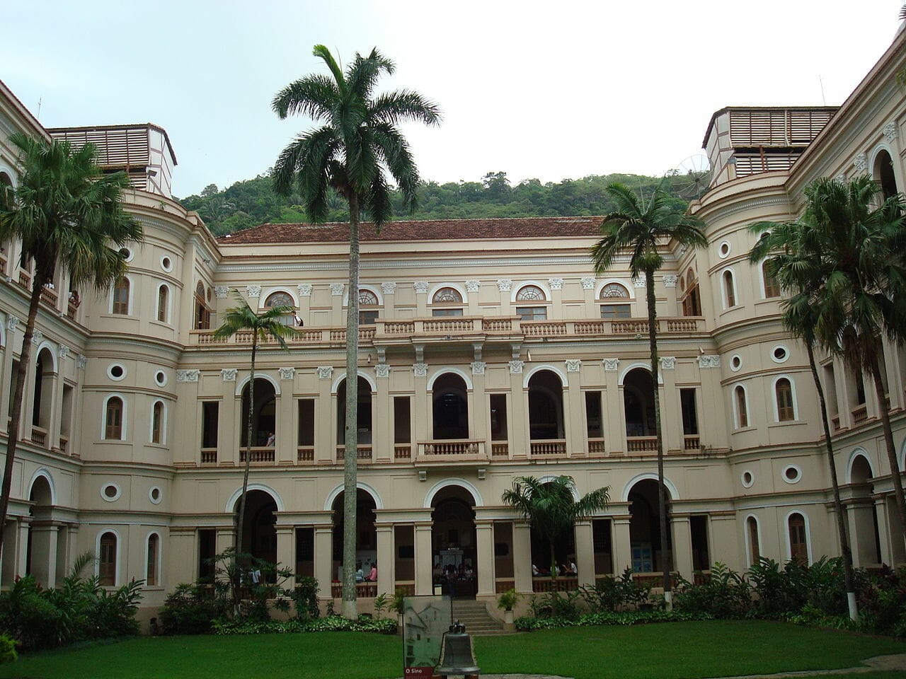 prédio principal do  interno do colégio santo inácio, com arquitetura tradicional em cor branca