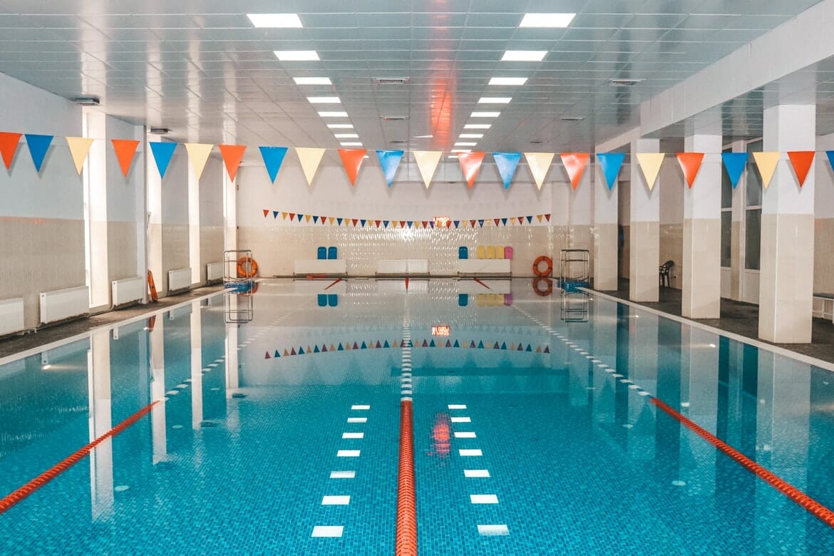 piscina olímpica dentro de uma academia