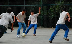 alunos jogando futsal na quadra