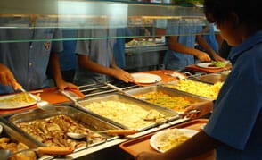alunos pegando comida no restaurante durante o horário de almoço