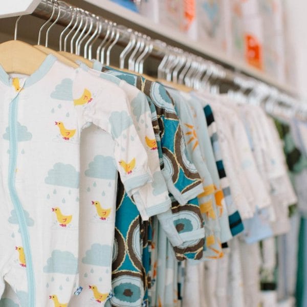Várias roupas para bebês numa loja